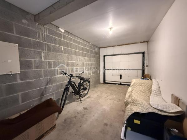 À seulement 7 minutes de Pont-l’Évêque, venez découvrir cette maison familiale implantée sur une belle parcelle d’environ 3 900 m², dans un environnement calme et verdoyant, avec une agréable vue dégagée.

Elle se compose d’une pièce de vie lumineuse de 47 m² avec cuisine ouverte, de trois chambres spacieuses, d’une salle de bains équipée d’une baignoire et d’une douche, ainsi que de deux WC indépendants.

La maison développe environ 104 m² au sol, dont 90 m² habitables.

Un garage et un cellier d’environ 22 m² supplémentaires viennent compléter l’ensemble et offrent un beau potentiel d’aménagement selon vos besoins : suite parentale, bureau, espace indépendant ou pièce supplémentaire.

Le tout est édifié sur une généreuse parcelle de 3 900 m², idéale pour profiter pleinement du calme et de l’environnement.

Assainissement individuel conforme.

Une maison fonctionnelle avec de beaux volumes et un vrai potentiel, à proximité immédiate de Pont-l’Évêque.