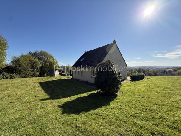 À seulement 7 minutes de Pont-l’Évêque, venez découvrir cette maison familiale implantée sur une belle parcelle d’environ 3 900 m², dans un environnement calme et verdoyant, avec une agréable vue dégagée.

Elle se compose d’une pièce de vie lumineuse de 47 m² avec cuisine ouverte, de trois chambres spacieuses, d’une salle de bains équipée d’une baignoire et d’une douche, ainsi que de deux WC indépendants.

La maison développe environ 104 m² au sol, dont 90 m² habitables.

Un garage et un cellier d’environ 22 m² supplémentaires viennent compléter l’ensemble et offrent un beau potentiel d’aménagement selon vos besoins : suite parentale, bureau, espace indépendant ou pièce supplémentaire.

Le tout est édifié sur une généreuse parcelle de 3 900 m², idéale pour profiter pleinement du calme et de l’environnement.

Assainissement individuel conforme.

Une maison fonctionnelle avec de beaux volumes et un vrai potentiel, à proximité immédiate de Pont-l’Évêque.