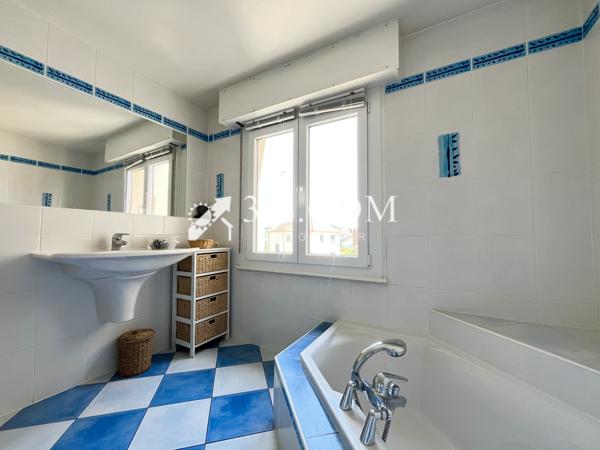 Appartement
                                                                                                                                                                                                                                                                                                                        4 pièce(s)                                                                                                                                                                                                          3 chambre(s)                                                                                                                                                                                                          103.53  m²