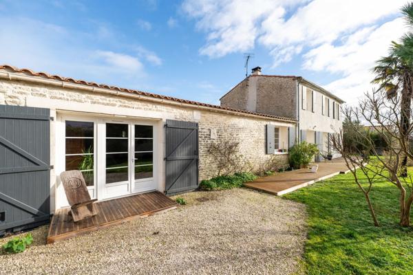 Charentaise rénovée dans un village de Dolus