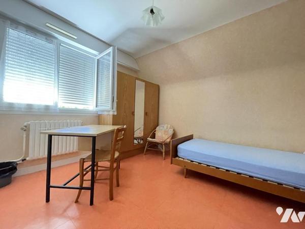 Lorient à proximité du centre, grande maison familiale avec 9-10 chambres sur 577 m²