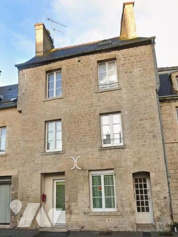 Investissement locatif –Appartement loué à rénover centre historique Valognes (possibilité immeuble)