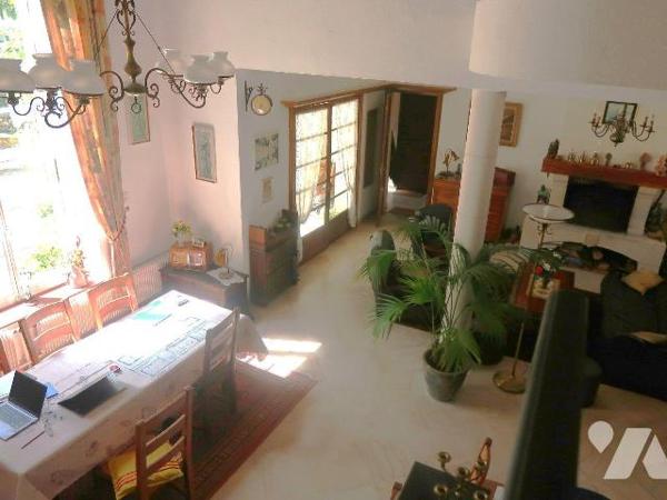 Dans parc de plus de 5.000m2, PROPRIETE comprenant :
. MAISON PRINCIPALE, ANCIENNE, d'env. 225...