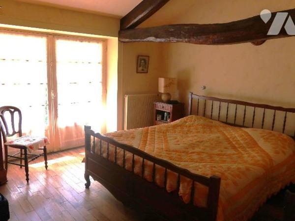 Dans parc de plus de 5.000m2, PROPRIETE comprenant :
. MAISON PRINCIPALE, ANCIENNE, d'env. 225...