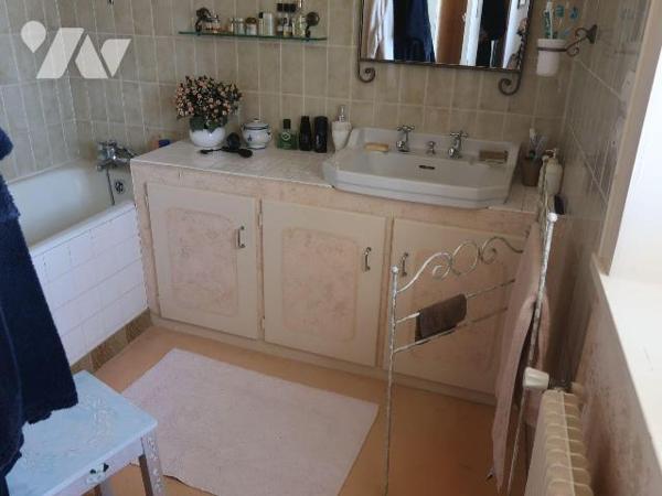 Dans parc de plus de 5.000m2, PROPRIETE comprenant :
. MAISON PRINCIPALE, ANCIENNE, d'env. 225...