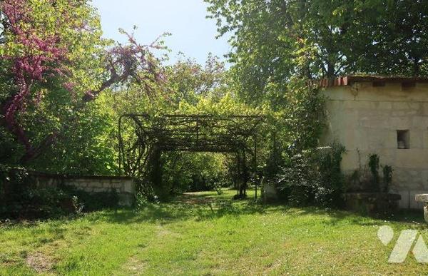 Dans parc de plus de 5.000m2, PROPRIETE comprenant :
. MAISON PRINCIPALE, ANCIENNE, d'env. 225...