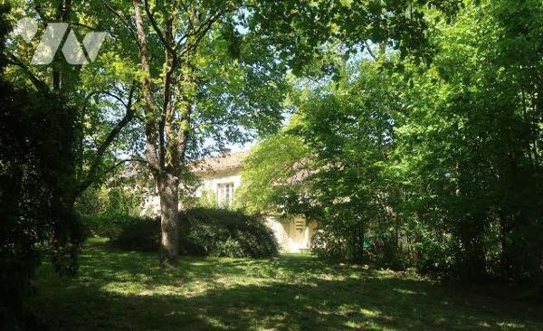 Dans parc de plus de 5.000m2, PROPRIETE comprenant :
. MAISON PRINCIPALE, ANCIENNE, d'env. 225...