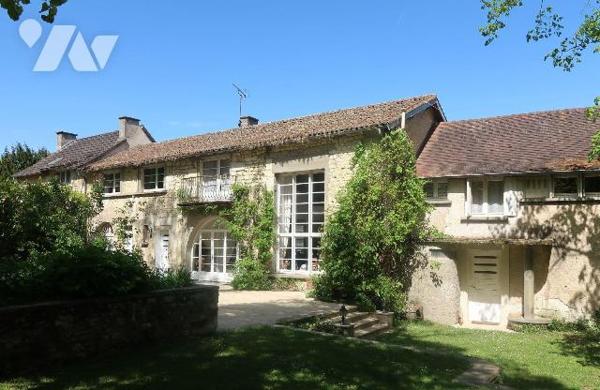 Dans parc de plus de 5.000m2, PROPRIETE comprenant :
. MAISON PRINCIPALE, ANCIENNE, d'env. 225...