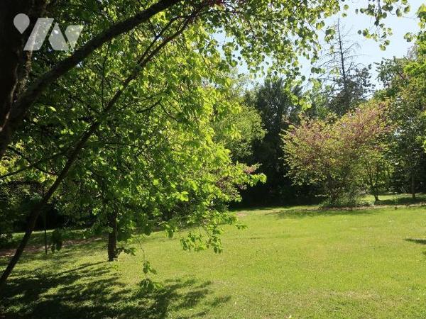 Dans parc de plus de 5.000m2, PROPRIETE comprenant :
. MAISON PRINCIPALE, ANCIENNE, d'env. 225...