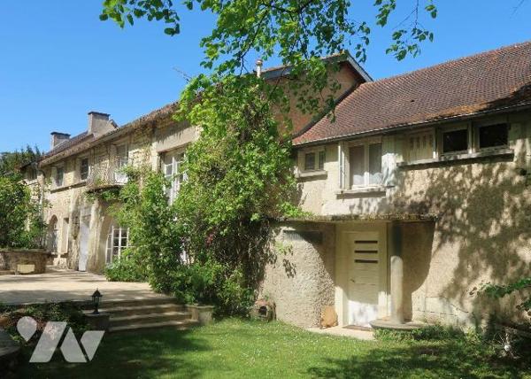 Dans parc de plus de 5.000m2, PROPRIETE comprenant :
. MAISON PRINCIPALE, ANCIENNE, d'env. 225...