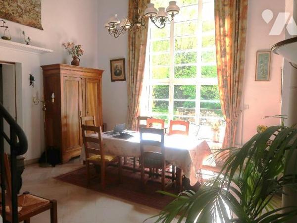 Dans parc de plus de 5.000m2, PROPRIETE comprenant :
. MAISON PRINCIPALE, ANCIENNE, d'env. 225...