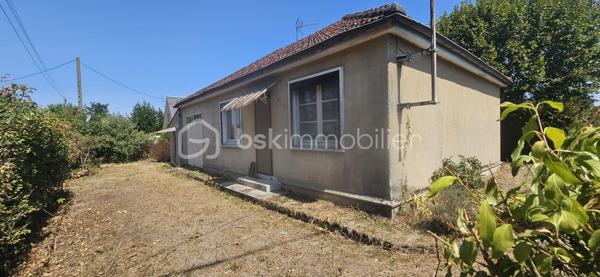 Une opportunité rare sur le secteur, idéale aussi bien pour une résidence principale que pour un projet d’investissement locatif !

Découvrez cette maison entièrement de plain-pied, bénéficiant d’un emplacement particulièrement pratique, proche du centre-ville et de toutes les commodités : commerces, écoles, collèges, maison médicale et services sont facilement accessibles.

La maison se compose d’un séjour convivial, d’une cuisine, d’une arrière-cuisine, de 3 chambres ainsi que d’une chaufferie.

Une agréable véranda vient prolonger l’espace de vie et apporte une pièce supplémentaire appréciable au quotidien.

À l’extérieur, vous profiterez d’une terrasse avec barbecue, idéale pour les beaux jours, d’une serre ainsi que d’un abri de jardin à remettre en état, offrant un espace de rangement supplémentaire.

✨ LES ATOUTS QUI FONT LA DIFFÉRENCE : Maison 100 % de plain-pied, 3 chambres, Centre-ville à proximité, Commerces et services facilement accessibles, Écoles et collèges à proximité, Maison médicale, Véranda, Terrasse avec barbecue, une Serre, Possibilité de mise en location, Intéressante pour un investissement locatif, beaucoup de potentiel...

Grâce à sa configuration de plain-pied, ses 3 chambres et surtout sa proximité avec les commodités, ce bien peut également représenter une belle opportunité pour un investisseur souhaitant le proposer à la location. 
Une opportunité rare sur le secteur, idéale aussi bien pour une résidence principale que pour un projet d’investissement locatif !

🏠 Résidence principale, premier achat ou investissement locatif : plusieurs possibilités s’offrent à vous ! Sa configuration, son emplacement et son potentiel en font un bien qui pourra s’adapter à différents projets.

📞 Une visite vous permettra d’en apprécier tout le potentiel. Contactez-moi pour plus d’informations et organiser votre visite !