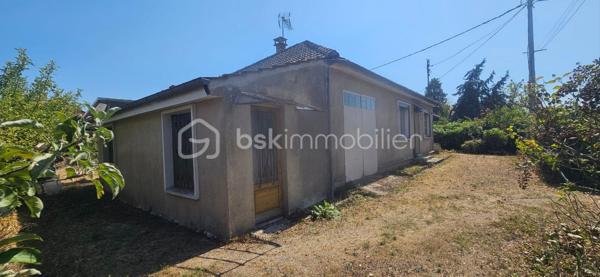 Une opportunité rare sur le secteur, idéale aussi bien pour une résidence principale que pour un projet d’investissement locatif !

Découvrez cette maison entièrement de plain-pied, bénéficiant d’un emplacement particulièrement pratique, proche du centre-ville et de toutes les commodités : commerces, écoles, collèges, maison médicale et services sont facilement accessibles.

La maison se compose d’un séjour convivial, d’une cuisine, d’une arrière-cuisine, de 3 chambres ainsi que d’une chaufferie.

Une agréable véranda vient prolonger l’espace de vie et apporte une pièce supplémentaire appréciable au quotidien.

À l’extérieur, vous profiterez d’une terrasse avec barbecue, idéale pour les beaux jours, d’une serre ainsi que d’un abri de jardin à remettre en état, offrant un espace de rangement supplémentaire.

✨ LES ATOUTS QUI FONT LA DIFFÉRENCE : Maison 100 % de plain-pied, 3 chambres, Centre-ville à proximité, Commerces et services facilement accessibles, Écoles et collèges à proximité, Maison médicale, Véranda, Terrasse avec barbecue, une Serre, Possibilité de mise en location, Intéressante pour un investissement locatif, beaucoup de potentiel...

Grâce à sa configuration de plain-pied, ses 3 chambres et surtout sa proximité avec les commodités, ce bien peut également représenter une belle opportunité pour un investisseur souhaitant le proposer à la location. 
Une opportunité rare sur le secteur, idéale aussi bien pour une résidence principale que pour un projet d’investissement locatif !

🏠 Résidence principale, premier achat ou investissement locatif : plusieurs possibilités s’offrent à vous ! Sa configuration, son emplacement et son potentiel en font un bien qui pourra s’adapter à différents projets.

📞 Une visite vous permettra d’en apprécier tout le potentiel. Contactez-moi pour plus d’informations et organiser votre visite !