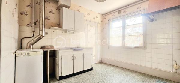 Une opportunité rare sur le secteur, idéale aussi bien pour une résidence principale que pour un projet d’investissement locatif !

Découvrez cette maison entièrement de plain-pied, bénéficiant d’un emplacement particulièrement pratique, proche du centre-ville et de toutes les commodités : commerces, écoles, collèges, maison médicale et services sont facilement accessibles.

La maison se compose d’un séjour convivial, d’une cuisine, d’une arrière-cuisine, de 3 chambres ainsi que d’une chaufferie.

Une agréable véranda vient prolonger l’espace de vie et apporte une pièce supplémentaire appréciable au quotidien.

À l’extérieur, vous profiterez d’une terrasse avec barbecue, idéale pour les beaux jours, d’une serre ainsi que d’un abri de jardin à remettre en état, offrant un espace de rangement supplémentaire.

✨ LES ATOUTS QUI FONT LA DIFFÉRENCE : Maison 100 % de plain-pied, 3 chambres, Centre-ville à proximité, Commerces et services facilement accessibles, Écoles et collèges à proximité, Maison médicale, Véranda, Terrasse avec barbecue, une Serre, Possibilité de mise en location, Intéressante pour un investissement locatif, beaucoup de potentiel...

Grâce à sa configuration de plain-pied, ses 3 chambres et surtout sa proximité avec les commodités, ce bien peut également représenter une belle opportunité pour un investisseur souhaitant le proposer à la location. 
Une opportunité rare sur le secteur, idéale aussi bien pour une résidence principale que pour un projet d’investissement locatif !

🏠 Résidence principale, premier achat ou investissement locatif : plusieurs possibilités s’offrent à vous ! Sa configuration, son emplacement et son potentiel en font un bien qui pourra s’adapter à différents projets.

📞 Une visite vous permettra d’en apprécier tout le potentiel. Contactez-moi pour plus d’informations et organiser votre visite !