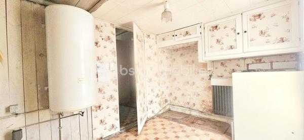Une opportunité rare sur le secteur, idéale aussi bien pour une résidence principale que pour un projet d’investissement locatif !

Découvrez cette maison entièrement de plain-pied, bénéficiant d’un emplacement particulièrement pratique, proche du centre-ville et de toutes les commodités : commerces, écoles, collèges, maison médicale et services sont facilement accessibles.

La maison se compose d’un séjour convivial, d’une cuisine, d’une arrière-cuisine, de 3 chambres ainsi que d’une chaufferie.

Une agréable véranda vient prolonger l’espace de vie et apporte une pièce supplémentaire appréciable au quotidien.

À l’extérieur, vous profiterez d’une terrasse avec barbecue, idéale pour les beaux jours, d’une serre ainsi que d’un abri de jardin à remettre en état, offrant un espace de rangement supplémentaire.

✨ LES ATOUTS QUI FONT LA DIFFÉRENCE : Maison 100 % de plain-pied, 3 chambres, Centre-ville à proximité, Commerces et services facilement accessibles, Écoles et collèges à proximité, Maison médicale, Véranda, Terrasse avec barbecue, une Serre, Possibilité de mise en location, Intéressante pour un investissement locatif, beaucoup de potentiel...

Grâce à sa configuration de plain-pied, ses 3 chambres et surtout sa proximité avec les commodités, ce bien peut également représenter une belle opportunité pour un investisseur souhaitant le proposer à la location. 
Une opportunité rare sur le secteur, idéale aussi bien pour une résidence principale que pour un projet d’investissement locatif !

🏠 Résidence principale, premier achat ou investissement locatif : plusieurs possibilités s’offrent à vous ! Sa configuration, son emplacement et son potentiel en font un bien qui pourra s’adapter à différents projets.

📞 Une visite vous permettra d’en apprécier tout le potentiel. Contactez-moi pour plus d’informations et organiser votre visite !