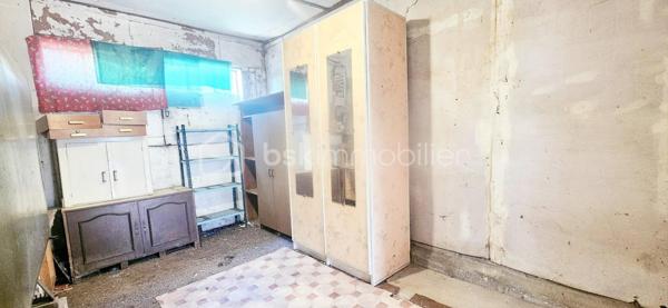 Une opportunité rare sur le secteur, idéale aussi bien pour une résidence principale que pour un projet d’investissement locatif !

Découvrez cette maison entièrement de plain-pied, bénéficiant d’un emplacement particulièrement pratique, proche du centre-ville et de toutes les commodités : commerces, écoles, collèges, maison médicale et services sont facilement accessibles.

La maison se compose d’un séjour convivial, d’une cuisine, d’une arrière-cuisine, de 3 chambres ainsi que d’une chaufferie.

Une agréable véranda vient prolonger l’espace de vie et apporte une pièce supplémentaire appréciable au quotidien.

À l’extérieur, vous profiterez d’une terrasse avec barbecue, idéale pour les beaux jours, d’une serre ainsi que d’un abri de jardin à remettre en état, offrant un espace de rangement supplémentaire.

✨ LES ATOUTS QUI FONT LA DIFFÉRENCE : Maison 100 % de plain-pied, 3 chambres, Centre-ville à proximité, Commerces et services facilement accessibles, Écoles et collèges à proximité, Maison médicale, Véranda, Terrasse avec barbecue, une Serre, Possibilité de mise en location, Intéressante pour un investissement locatif, beaucoup de potentiel...

Grâce à sa configuration de plain-pied, ses 3 chambres et surtout sa proximité avec les commodités, ce bien peut également représenter une belle opportunité pour un investisseur souhaitant le proposer à la location. 
Une opportunité rare sur le secteur, idéale aussi bien pour une résidence principale que pour un projet d’investissement locatif !

🏠 Résidence principale, premier achat ou investissement locatif : plusieurs possibilités s’offrent à vous ! Sa configuration, son emplacement et son potentiel en font un bien qui pourra s’adapter à différents projets.

📞 Une visite vous permettra d’en apprécier tout le potentiel. Contactez-moi pour plus d’informations et organiser votre visite !