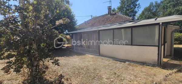 Une opportunité rare sur le secteur, idéale aussi bien pour une résidence principale que pour un projet d’investissement locatif !

Découvrez cette maison entièrement de plain-pied, bénéficiant d’un emplacement particulièrement pratique, proche du centre-ville et de toutes les commodités : commerces, écoles, collèges, maison médicale et services sont facilement accessibles.

La maison se compose d’un séjour convivial, d’une cuisine, d’une arrière-cuisine, de 3 chambres ainsi que d’une chaufferie.

Une agréable véranda vient prolonger l’espace de vie et apporte une pièce supplémentaire appréciable au quotidien.

À l’extérieur, vous profiterez d’une terrasse avec barbecue, idéale pour les beaux jours, d’une serre ainsi que d’un abri de jardin à remettre en état, offrant un espace de rangement supplémentaire.

✨ LES ATOUTS QUI FONT LA DIFFÉRENCE : Maison 100 % de plain-pied, 3 chambres, Centre-ville à proximité, Commerces et services facilement accessibles, Écoles et collèges à proximité, Maison médicale, Véranda, Terrasse avec barbecue, une Serre, Possibilité de mise en location, Intéressante pour un investissement locatif, beaucoup de potentiel...

Grâce à sa configuration de plain-pied, ses 3 chambres et surtout sa proximité avec les commodités, ce bien peut également représenter une belle opportunité pour un investisseur souhaitant le proposer à la location. 
Une opportunité rare sur le secteur, idéale aussi bien pour une résidence principale que pour un projet d’investissement locatif !

🏠 Résidence principale, premier achat ou investissement locatif : plusieurs possibilités s’offrent à vous ! Sa configuration, son emplacement et son potentiel en font un bien qui pourra s’adapter à différents projets.

📞 Une visite vous permettra d’en apprécier tout le potentiel. Contactez-moi pour plus d’informations et organiser votre visite !