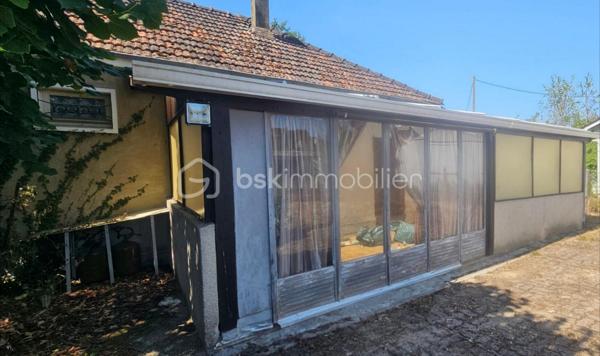 Une opportunité rare sur le secteur, idéale aussi bien pour une résidence principale que pour un projet d’investissement locatif !

Découvrez cette maison entièrement de plain-pied, bénéficiant d’un emplacement particulièrement pratique, proche du centre-ville et de toutes les commodités : commerces, écoles, collèges, maison médicale et services sont facilement accessibles.

La maison se compose d’un séjour convivial, d’une cuisine, d’une arrière-cuisine, de 3 chambres ainsi que d’une chaufferie.

Une agréable véranda vient prolonger l’espace de vie et apporte une pièce supplémentaire appréciable au quotidien.

À l’extérieur, vous profiterez d’une terrasse avec barbecue, idéale pour les beaux jours, d’une serre ainsi que d’un abri de jardin à remettre en état, offrant un espace de rangement supplémentaire.

✨ LES ATOUTS QUI FONT LA DIFFÉRENCE : Maison 100 % de plain-pied, 3 chambres, Centre-ville à proximité, Commerces et services facilement accessibles, Écoles et collèges à proximité, Maison médicale, Véranda, Terrasse avec barbecue, une Serre, Possibilité de mise en location, Intéressante pour un investissement locatif, beaucoup de potentiel...

Grâce à sa configuration de plain-pied, ses 3 chambres et surtout sa proximité avec les commodités, ce bien peut également représenter une belle opportunité pour un investisseur souhaitant le proposer à la location. 
Une opportunité rare sur le secteur, idéale aussi bien pour une résidence principale que pour un projet d’investissement locatif !

🏠 Résidence principale, premier achat ou investissement locatif : plusieurs possibilités s’offrent à vous ! Sa configuration, son emplacement et son potentiel en font un bien qui pourra s’adapter à différents projets.

📞 Une visite vous permettra d’en apprécier tout le potentiel. Contactez-moi pour plus d’informations et organiser votre visite !