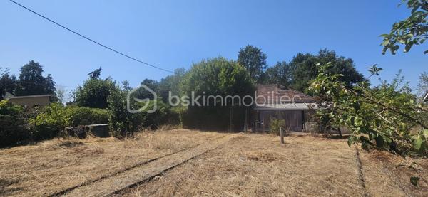 Une opportunité rare sur le secteur, idéale aussi bien pour une résidence principale que pour un projet d’investissement locatif !

Découvrez cette maison entièrement de plain-pied, bénéficiant d’un emplacement particulièrement pratique, proche du centre-ville et de toutes les commodités : commerces, écoles, collèges, maison médicale et services sont facilement accessibles.

La maison se compose d’un séjour convivial, d’une cuisine, d’une arrière-cuisine, de 3 chambres ainsi que d’une chaufferie.

Une agréable véranda vient prolonger l’espace de vie et apporte une pièce supplémentaire appréciable au quotidien.

À l’extérieur, vous profiterez d’une terrasse avec barbecue, idéale pour les beaux jours, d’une serre ainsi que d’un abri de jardin à remettre en état, offrant un espace de rangement supplémentaire.

✨ LES ATOUTS QUI FONT LA DIFFÉRENCE : Maison 100 % de plain-pied, 3 chambres, Centre-ville à proximité, Commerces et services facilement accessibles, Écoles et collèges à proximité, Maison médicale, Véranda, Terrasse avec barbecue, une Serre, Possibilité de mise en location, Intéressante pour un investissement locatif, beaucoup de potentiel...

Grâce à sa configuration de plain-pied, ses 3 chambres et surtout sa proximité avec les commodités, ce bien peut également représenter une belle opportunité pour un investisseur souhaitant le proposer à la location. 
Une opportunité rare sur le secteur, idéale aussi bien pour une résidence principale que pour un projet d’investissement locatif !

🏠 Résidence principale, premier achat ou investissement locatif : plusieurs possibilités s’offrent à vous ! Sa configuration, son emplacement et son potentiel en font un bien qui pourra s’adapter à différents projets.

📞 Une visite vous permettra d’en apprécier tout le potentiel. Contactez-moi pour plus d’informations et organiser votre visite !