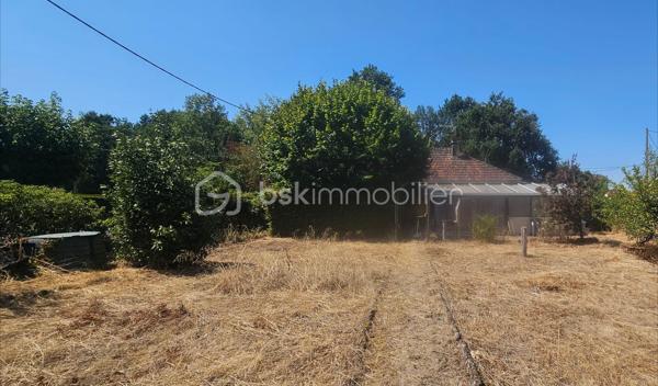 Une opportunité rare sur le secteur, idéale aussi bien pour une résidence principale que pour un projet d’investissement locatif !

Découvrez cette maison entièrement de plain-pied, bénéficiant d’un emplacement particulièrement pratique, proche du centre-ville et de toutes les commodités : commerces, écoles, collèges, maison médicale et services sont facilement accessibles.

La maison se compose d’un séjour convivial, d’une cuisine, d’une arrière-cuisine, de 3 chambres ainsi que d’une chaufferie.

Une agréable véranda vient prolonger l’espace de vie et apporte une pièce supplémentaire appréciable au quotidien.

À l’extérieur, vous profiterez d’une terrasse avec barbecue, idéale pour les beaux jours, d’une serre ainsi que d’un abri de jardin à remettre en état, offrant un espace de rangement supplémentaire.

✨ LES ATOUTS QUI FONT LA DIFFÉRENCE : Maison 100 % de plain-pied, 3 chambres, Centre-ville à proximité, Commerces et services facilement accessibles, Écoles et collèges à proximité, Maison médicale, Véranda, Terrasse avec barbecue, une Serre, Possibilité de mise en location, Intéressante pour un investissement locatif, beaucoup de potentiel...

Grâce à sa configuration de plain-pied, ses 3 chambres et surtout sa proximité avec les commodités, ce bien peut également représenter une belle opportunité pour un investisseur souhaitant le proposer à la location. 
Une opportunité rare sur le secteur, idéale aussi bien pour une résidence principale que pour un projet d’investissement locatif !

🏠 Résidence principale, premier achat ou investissement locatif : plusieurs possibilités s’offrent à vous ! Sa configuration, son emplacement et son potentiel en font un bien qui pourra s’adapter à différents projets.

📞 Une visite vous permettra d’en apprécier tout le potentiel. Contactez-moi pour plus d’informations et organiser votre visite !