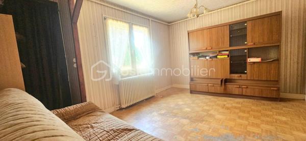 Une opportunité rare sur le secteur, idéale aussi bien pour une résidence principale que pour un projet d’investissement locatif !

Découvrez cette maison entièrement de plain-pied, bénéficiant d’un emplacement particulièrement pratique, proche du centre-ville et de toutes les commodités : commerces, écoles, collèges, maison médicale et services sont facilement accessibles.

La maison se compose d’un séjour convivial, d’une cuisine, d’une arrière-cuisine, de 3 chambres ainsi que d’une chaufferie.

Une agréable véranda vient prolonger l’espace de vie et apporte une pièce supplémentaire appréciable au quotidien.

À l’extérieur, vous profiterez d’une terrasse avec barbecue, idéale pour les beaux jours, d’une serre ainsi que d’un abri de jardin à remettre en état, offrant un espace de rangement supplémentaire.

✨ LES ATOUTS QUI FONT LA DIFFÉRENCE : Maison 100 % de plain-pied, 3 chambres, Centre-ville à proximité, Commerces et services facilement accessibles, Écoles et collèges à proximité, Maison médicale, Véranda, Terrasse avec barbecue, une Serre, Possibilité de mise en location, Intéressante pour un investissement locatif, beaucoup de potentiel...

Grâce à sa configuration de plain-pied, ses 3 chambres et surtout sa proximité avec les commodités, ce bien peut également représenter une belle opportunité pour un investisseur souhaitant le proposer à la location. 
Une opportunité rare sur le secteur, idéale aussi bien pour une résidence principale que pour un projet d’investissement locatif !

🏠 Résidence principale, premier achat ou investissement locatif : plusieurs possibilités s’offrent à vous ! Sa configuration, son emplacement et son potentiel en font un bien qui pourra s’adapter à différents projets.

📞 Une visite vous permettra d’en apprécier tout le potentiel. Contactez-moi pour plus d’informations et organiser votre visite !