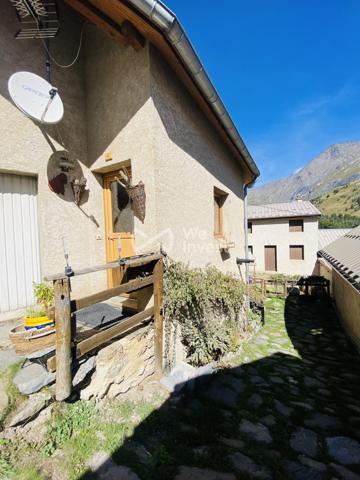 Belle maison familiale moderne et bien entretenue située au calme dans le hameau des Hières.