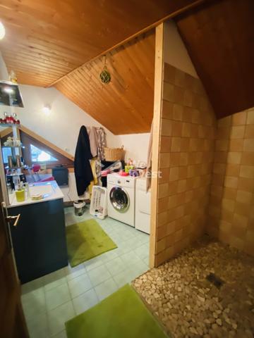 Belle maison familiale moderne et bien entretenue située au calme dans le hameau des Hières.