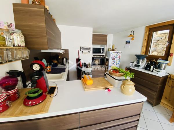 Belle maison familiale moderne et bien entretenue située au calme dans le hameau des Hières.