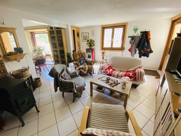 Belle maison familiale moderne et bien entretenue située au calme dans le hameau des Hières.