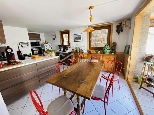 Belle maison familiale moderne et bien entretenue située au calme dans le hameau des Hières.