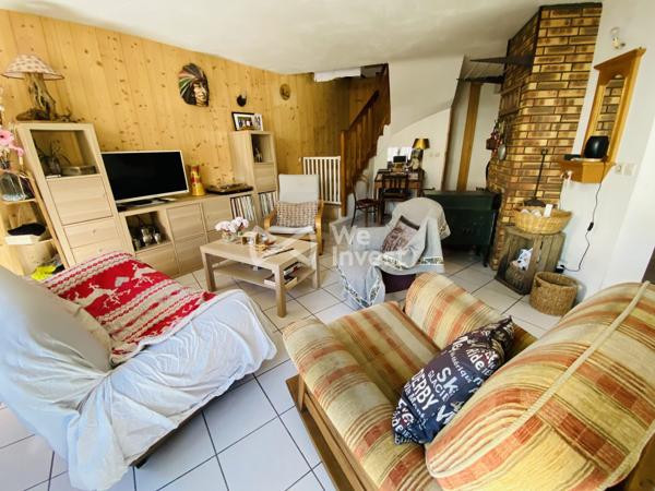Belle maison familiale moderne et bien entretenue située au calme dans le hameau des Hières.