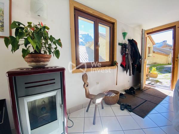 Belle maison familiale moderne et bien entretenue située au calme dans le hameau des Hières.