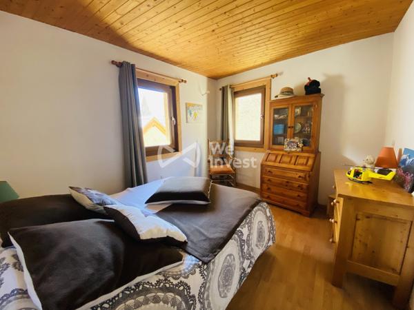 Belle maison familiale moderne et bien entretenue située au calme dans le hameau des Hières.