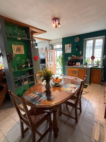 Maison 127 m2 + 2000 m2 terrain + dépendances + puits