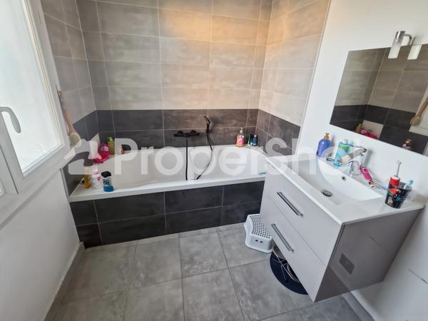 Dpt Gard (30), à vendre secteur Chantilly belle maison 84m² habitable sur un terrain clos de 469m² et 85m² environ supplémentaires aménageable et garage.