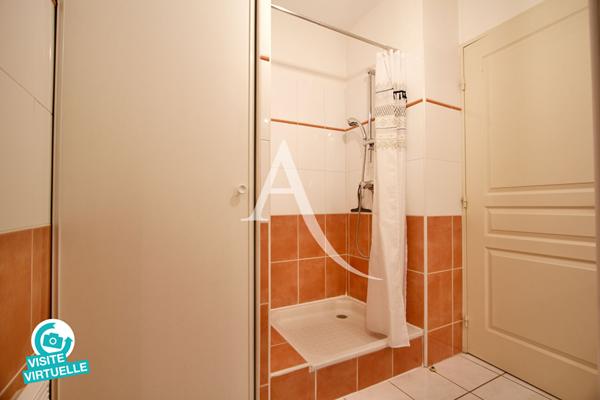 PÉROLS - CENTRE VILLE - APPARTEMENT DE PLAIN-PIED TRAVERSANT - 3 PIÈCES MEUBLÉ - 57 M2 -TERRASSE + LOGGIA