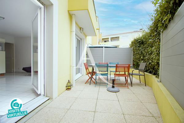 PÉROLS - CENTRE VILLE - APPARTEMENT DE PLAIN-PIED TRAVERSANT - 3 PIÈCES MEUBLÉ - 57 M2 -TERRASSE + LOGGIA