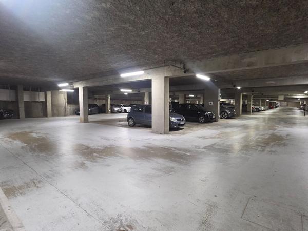 Place de parking au Jacobins centre ville du Mans.