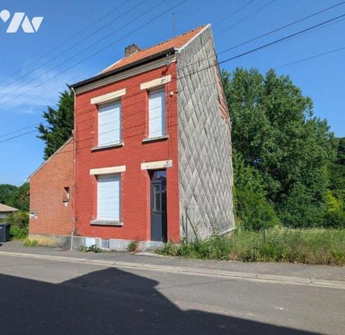 MAISON DE VILLE A CONFORTER PROCHE CENTRE-VILLE, comprenant : vaste sous-sol (garage, établi, c...