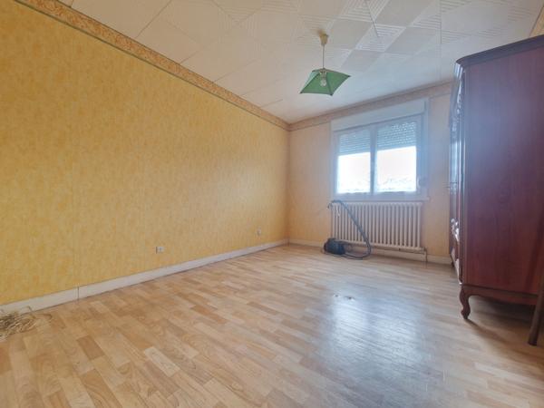 maison sur sous sol 2ch, grand terrain, emplacement idéal