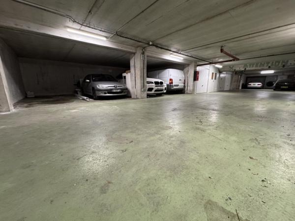 Location / Garage / Parking