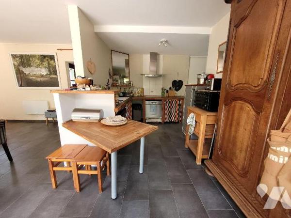 Situation privilégiée pour cet ensemble immobilier construit en 2004 comprenant une habitation ...