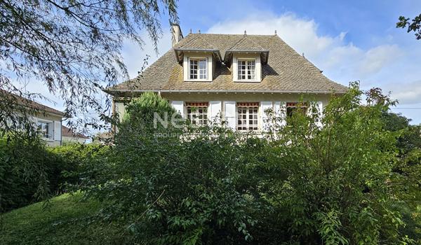 A Naucelles, à Vendre Maison de type 7 d'une surface de 142 m² avec jardin arboré et garage.