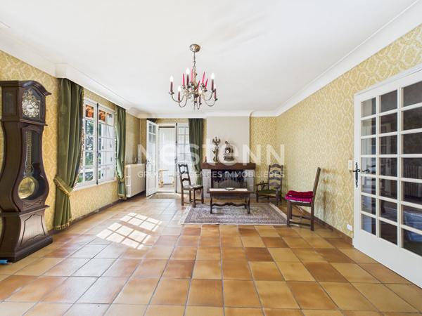 A Naucelles, à Vendre Maison de type 7 d'une surface de 142 m² avec jardin arboré et garage.