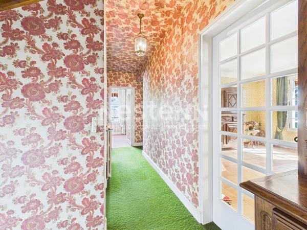 A Naucelles, à Vendre Maison de type 7 d'une surface de 142 m² avec jardin arboré et garage.