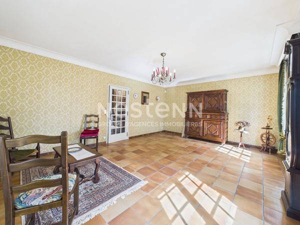 A Naucelles, à Vendre Maison de type 7 d'une surface de 142 m² avec jardin arboré et garage.