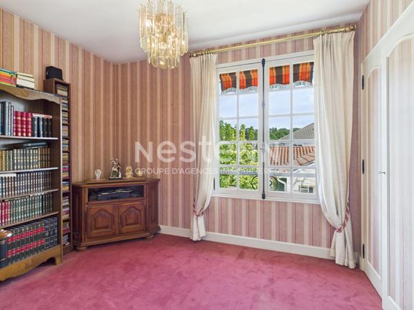 A Naucelles, à Vendre Maison de type 7 d'une surface de 142 m² avec jardin arboré et garage.