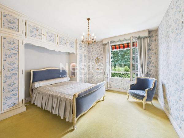 A Naucelles, à Vendre Maison de type 7 d'une surface de 142 m² avec jardin arboré et garage.