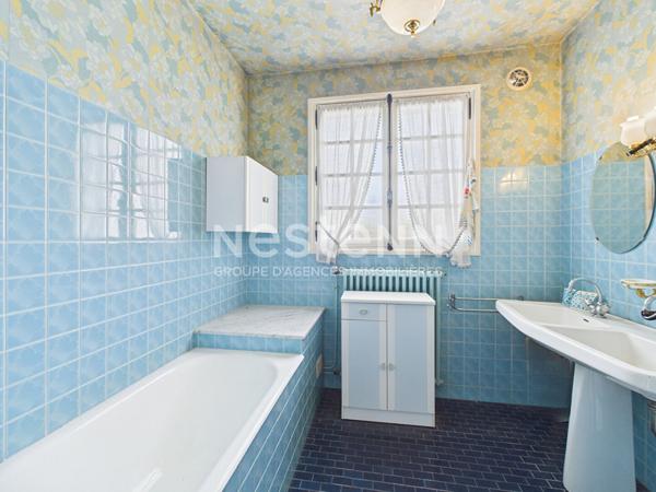 A Naucelles, à Vendre Maison de type 7 d'une surface de 142 m² avec jardin arboré et garage.