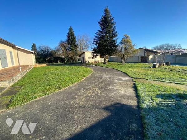 A VENDRE, Gironde, proche Bordeaux, LE PIAN MEDOC, quartier Feydieu, très calme, sur un terrain...